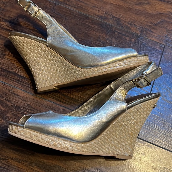 Lilly Pulitzer Gold Wedge - Picture 9 of 16